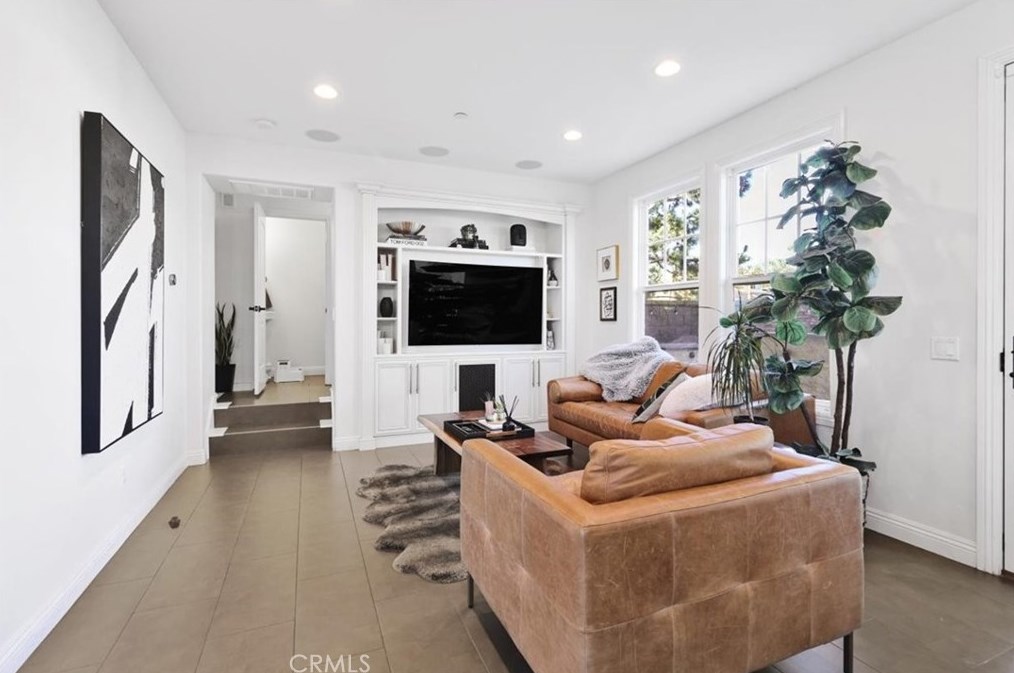 4711 Winthrop Dr, Huntington Beach CA  92649-6418 exterior