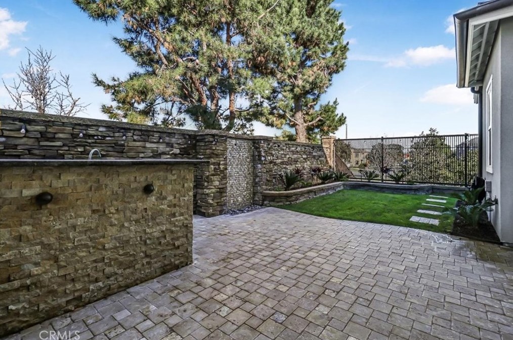 4711 Winthrop Dr, Huntington Beach CA  92649-6418 exterior