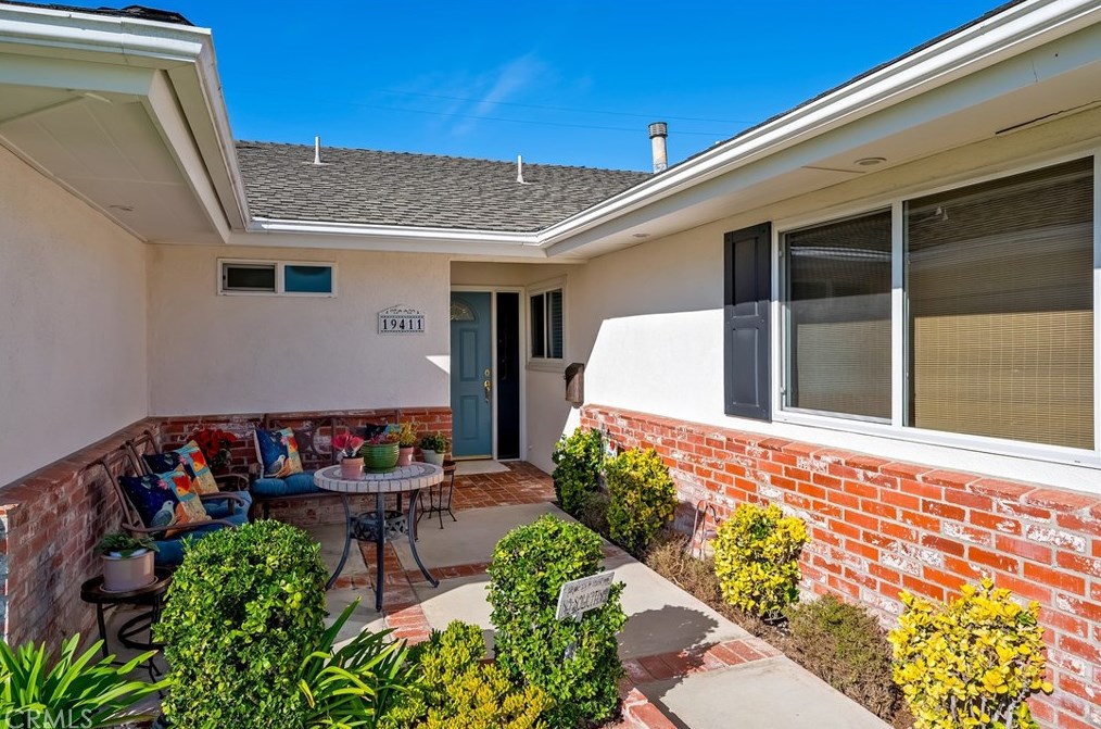 19411 Pitcairn Ln, Huntington Beach, CA 92646