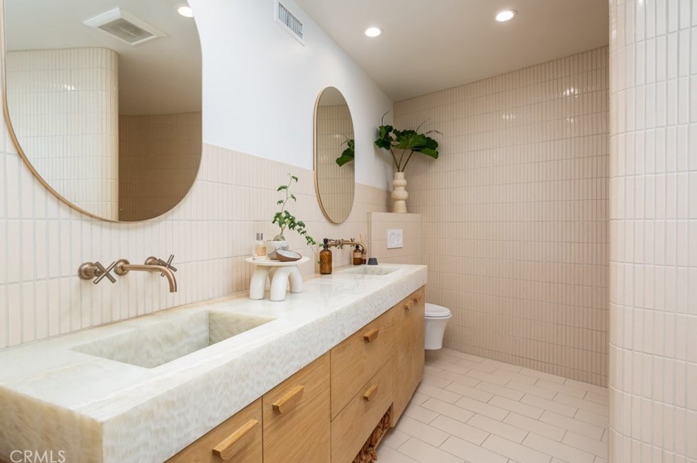 1062 Tehachapi Dr, Long Beach CA  90807-2452 exterior