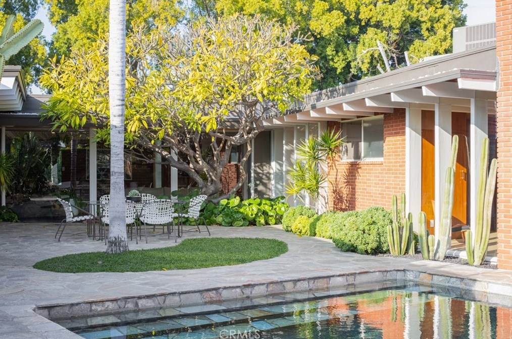 1062 Tehachapi Dr, Long Beach CA  90807-2452 exterior