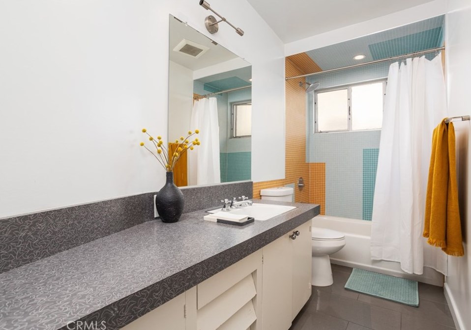 1062 Tehachapi Dr, Long Beach CA  90807-2452 exterior