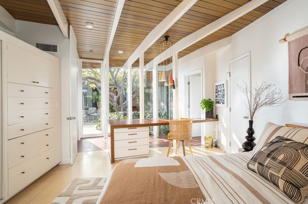 1062 Tehachapi Dr, Long Beach CA  90807-2452 exterior