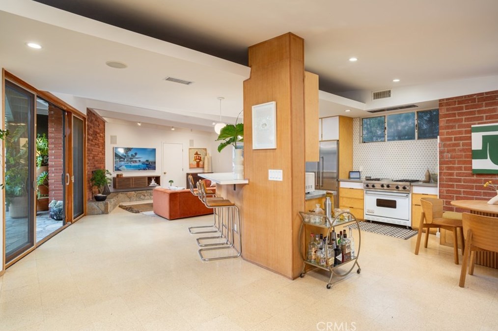 1062 Tehachapi Dr, Long Beach CA  90807-2452 exterior