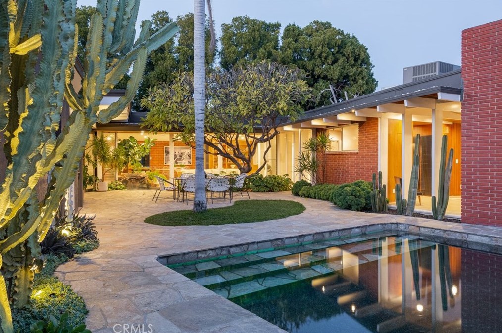 1062 Tehachapi Dr, Long Beach CA  90807-2452 exterior