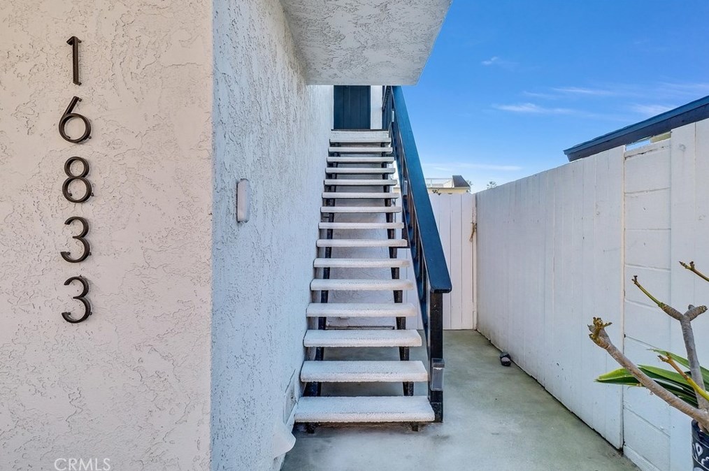 16833 Bayview Dr, Huntington Beach CA  92649-2805 exterior