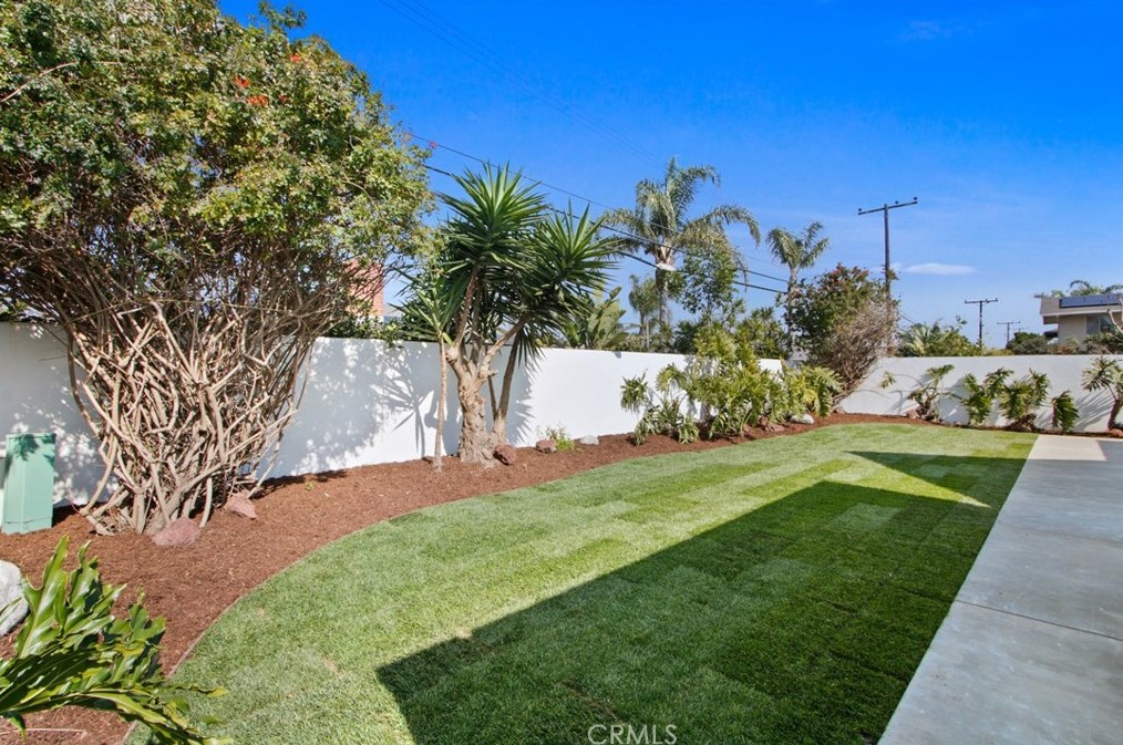 9361 Candlewood Dr, Huntington Beach CA  92646-4725 exterior