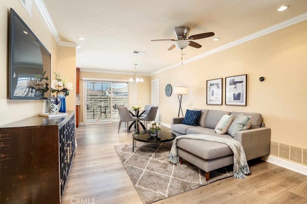 6532 Kilda Cir, Huntington Beach CA  92647-5625 exterior