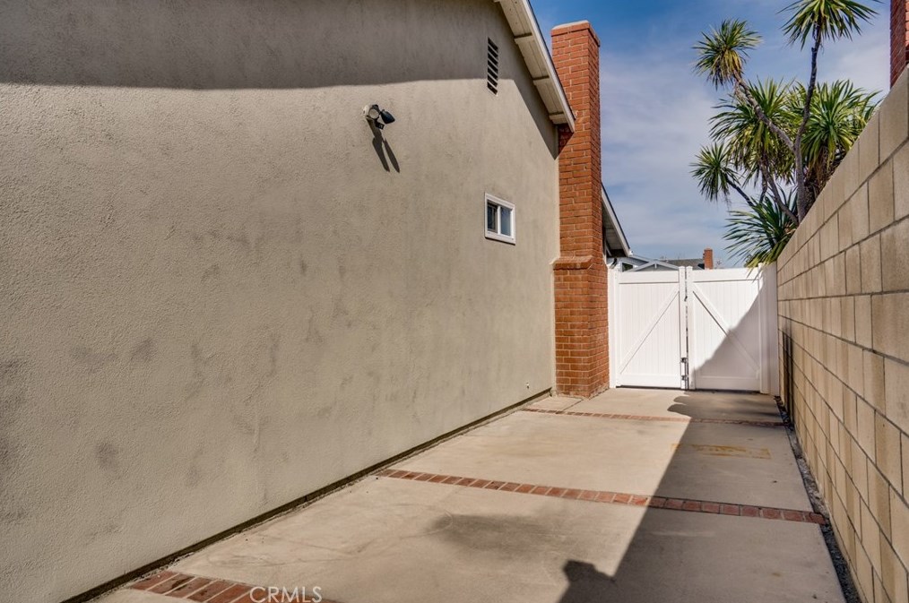 6532 Kilda Cir, Huntington Beach CA  92647-5625 exterior