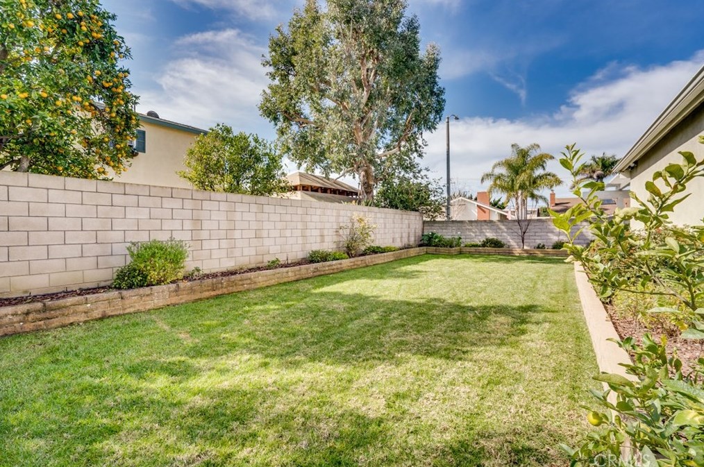 6532 Kilda Cir, Huntington Beach CA  92647-5625 exterior