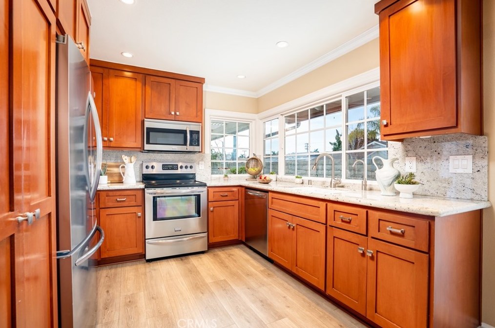 6532 Kilda Cir, Huntington Beach CA  92647-5625 exterior