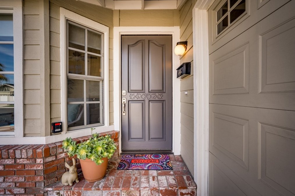 6532 Kilda Cir, Huntington Beach CA  92647-5625 exterior