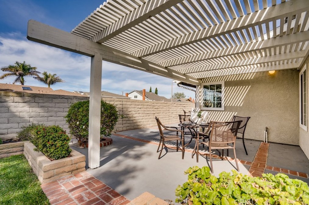 6532 Kilda Cir, Huntington Beach CA  92647-5625 exterior