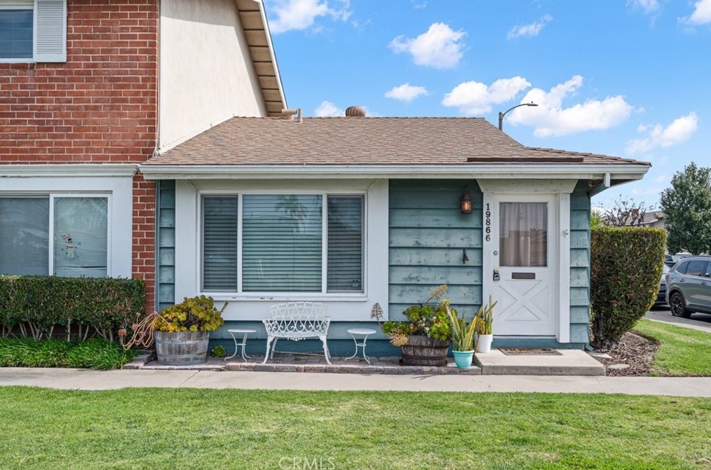 19866 Bushard St, Huntington Beach CA  92646-4027 exterior