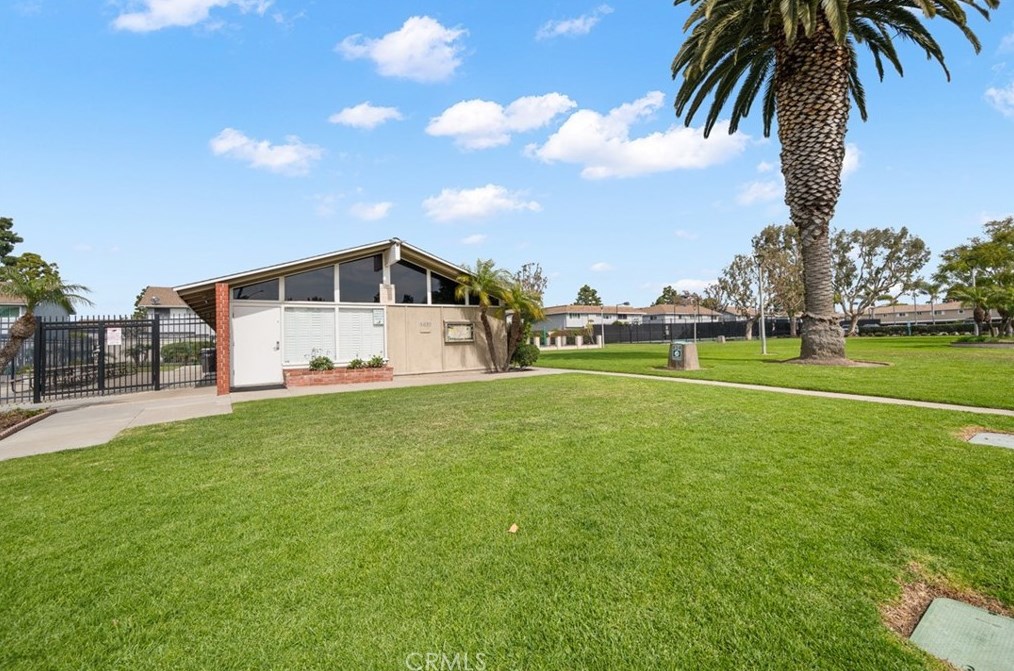 19866 Bushard St, Huntington Beach CA  92646-4027 exterior