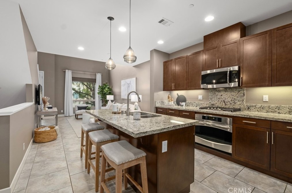 45 Soho, Irvine CA  92612-1083 exterior
