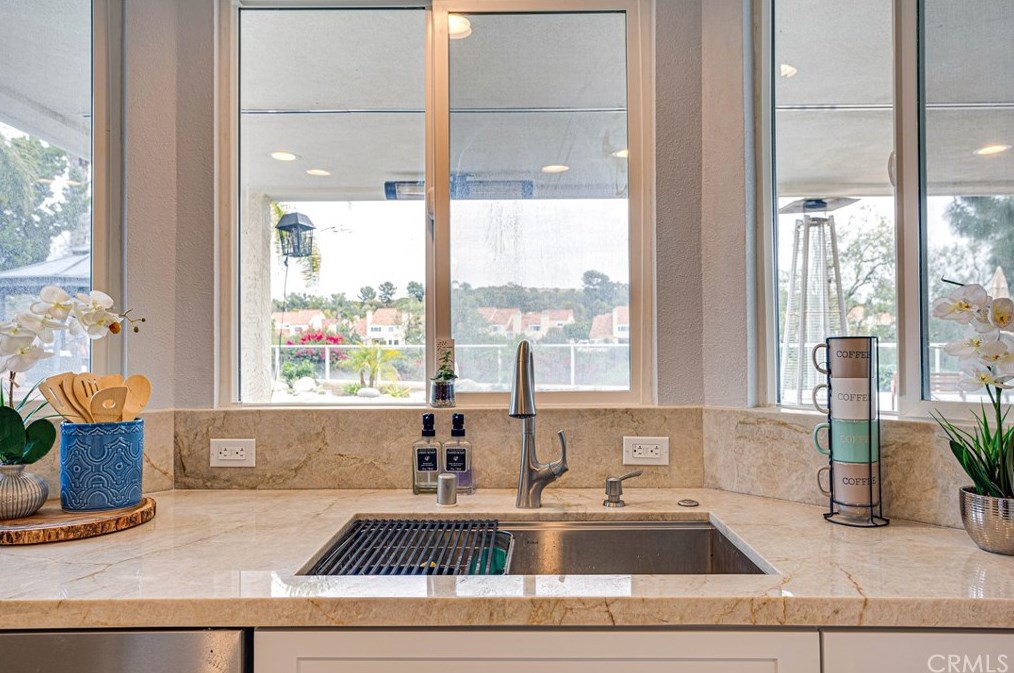 4 Sand Pointe, Laguna Beach CA  92677-5199 exterior