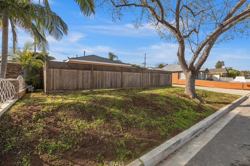 2063 President Pl, Costa Mesa CA  92627-4013 exterior