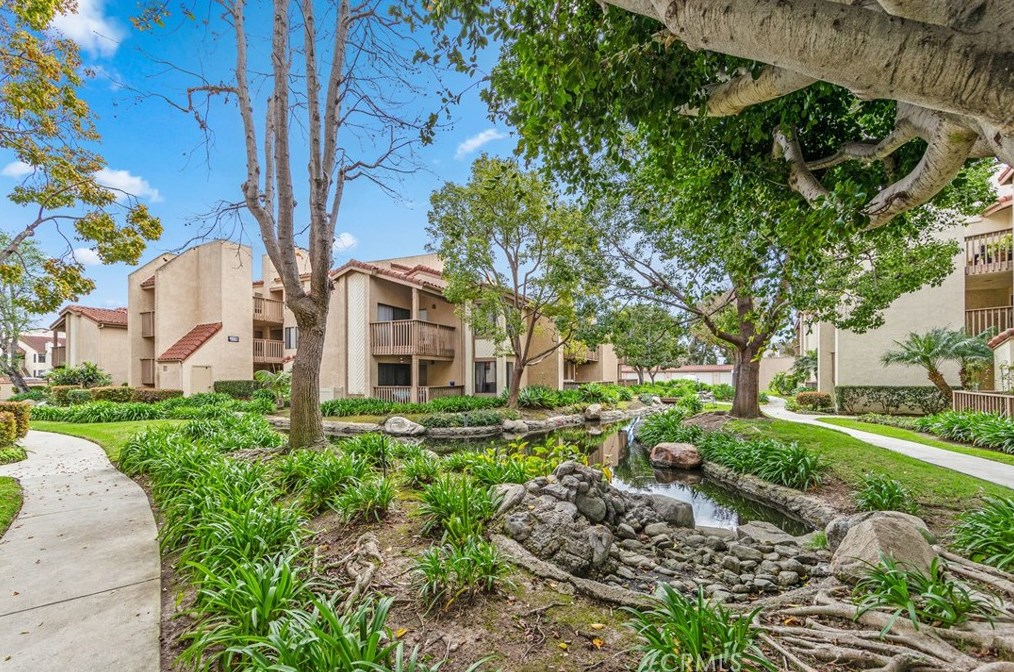 4861 Lago Dr, Huntington Beach CA  92649-5407 exterior