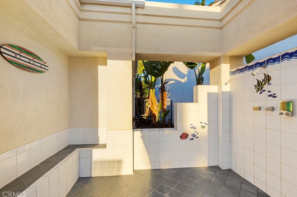 16291 Countess Dr, Huntington Beach CA  92649-1929 exterior