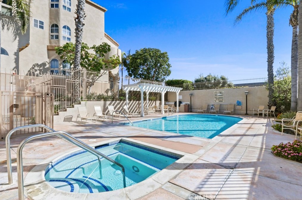 8306 Atlanta Ave, Huntington Beach CA  92646-6156 exterior