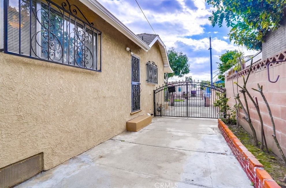 5017 Gafford St, Los Angeles CA  90040-1305 exterior