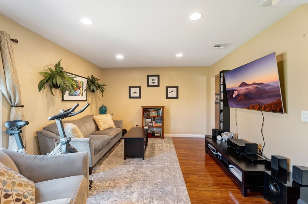 5141 Cheryl Dr, Huntington Beach CA  92649-2410 exterior