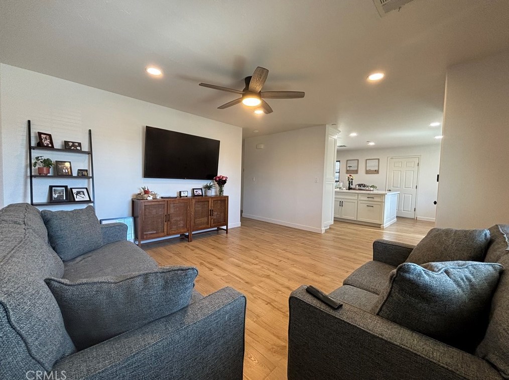 2752 Mondavi Ct, Pond CA  93280-1245 exterior