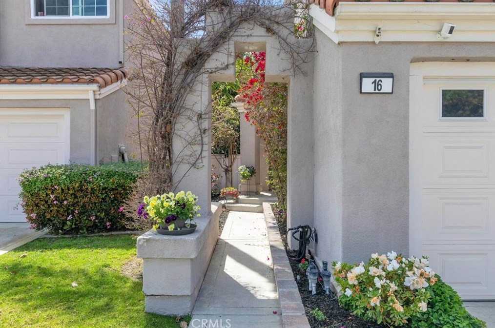 16 Del Livorno, Irvine CA  92614-5364 exterior