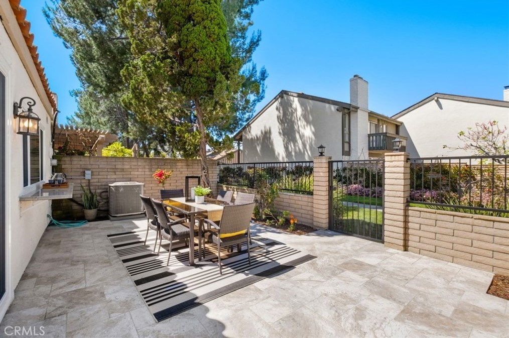 12 Redwood Tree Ln, Irvine CA  92612-2226 exterior