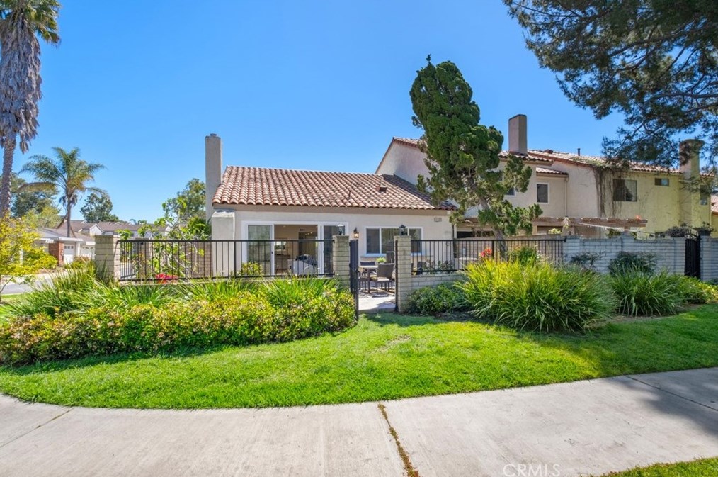 12 Redwood Tree Ln, Irvine CA  92612-2226 exterior