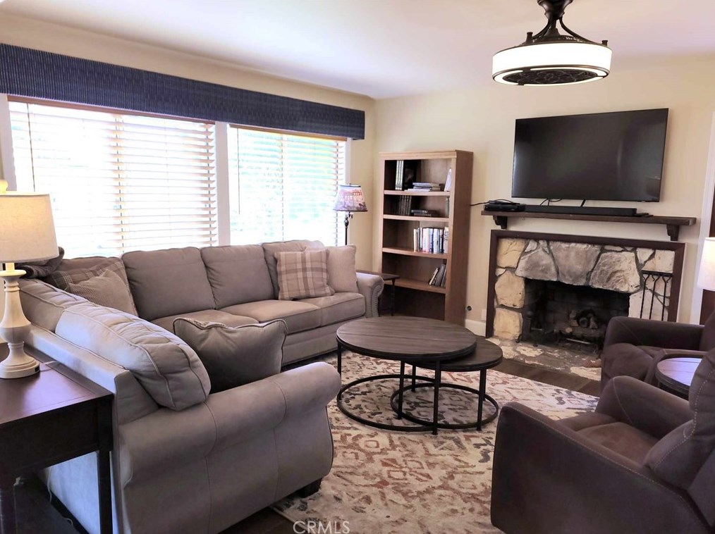 19451 Mclaren Ln, Huntington Beach CA  92646-2757 exterior