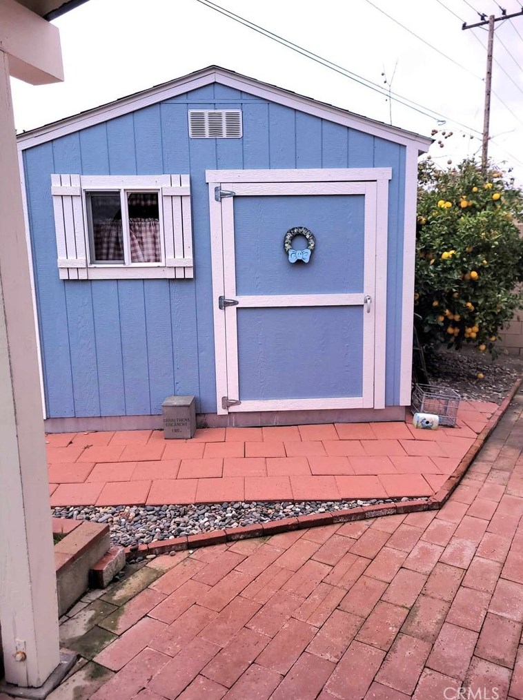 19451 Mclaren Ln, Huntington Beach CA  92646-2757 exterior