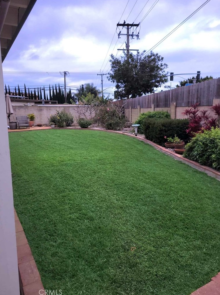 19451 Mclaren Ln, Huntington Beach CA  92646-2757 exterior