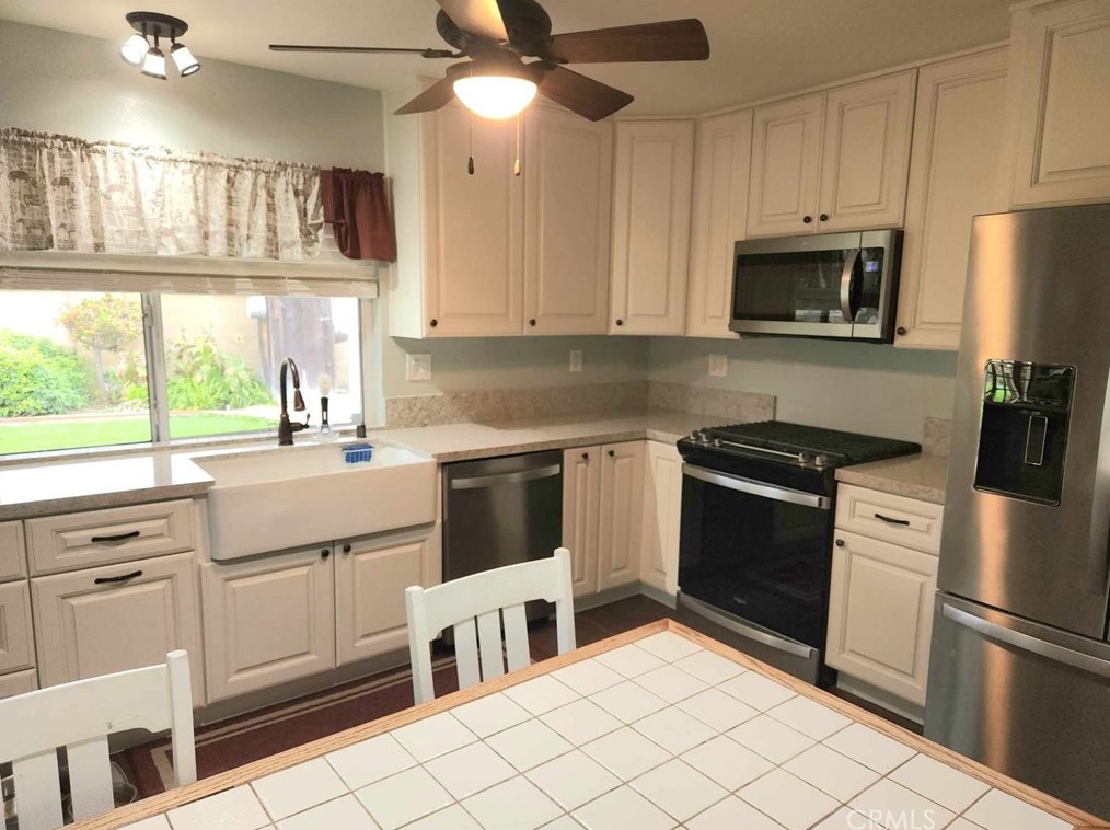 19451 Mclaren Ln, Huntington Beach CA  92646-2757 exterior