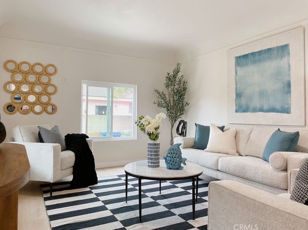 2045 111th St, Los Angeles CA  90047-4702 exterior