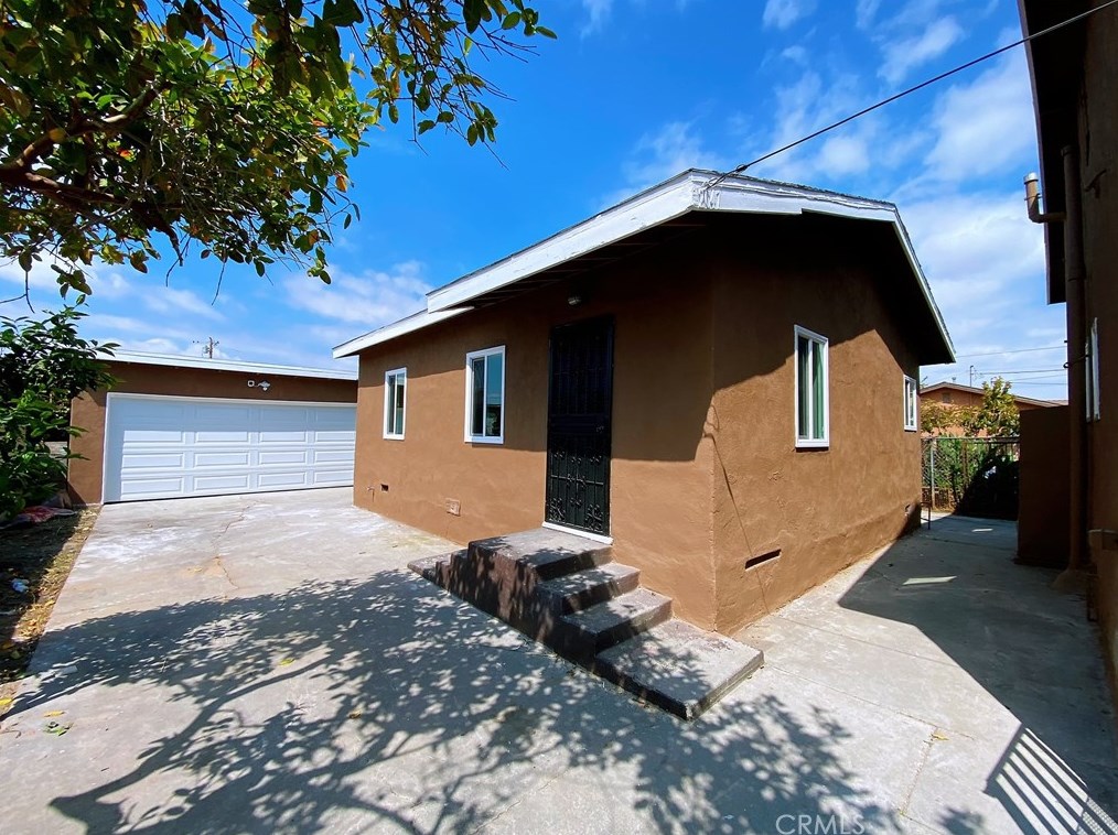 2045 111th St, Los Angeles CA  90047-4702 exterior