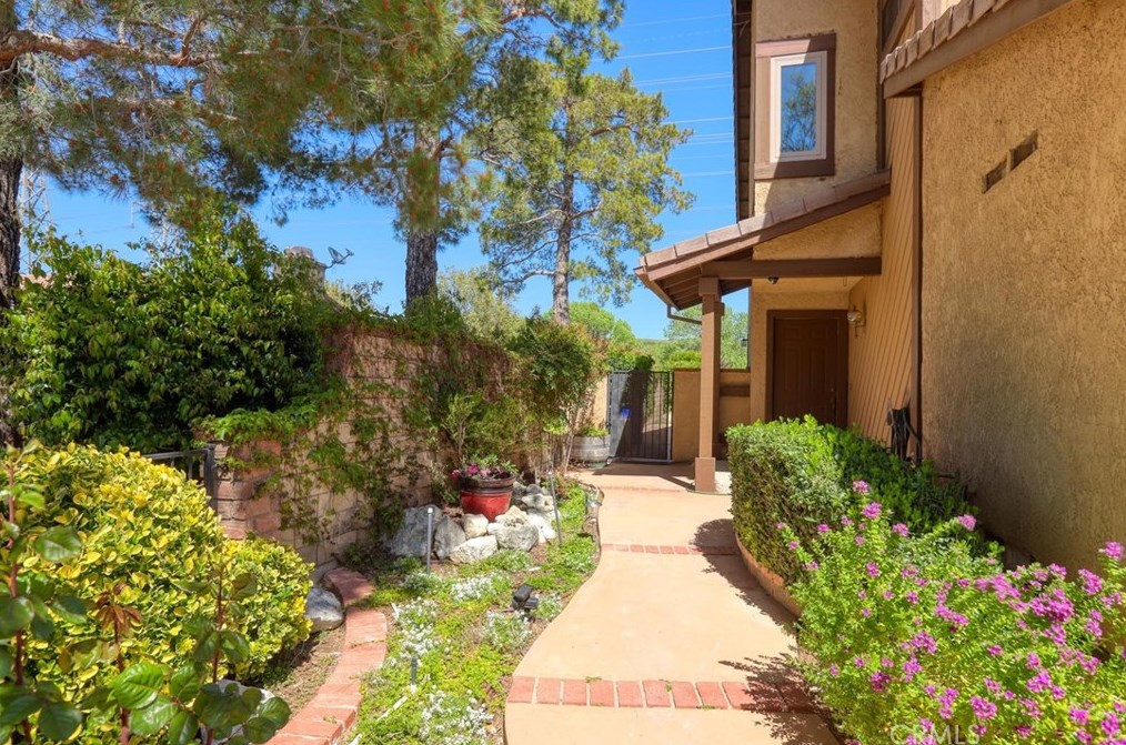 25892 Estaban Dr, Santa Clarita CA  91355-2164 exterior