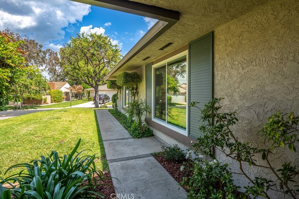 5252 Thorn Tree Ln, Irvine CA  92612-2346 exterior