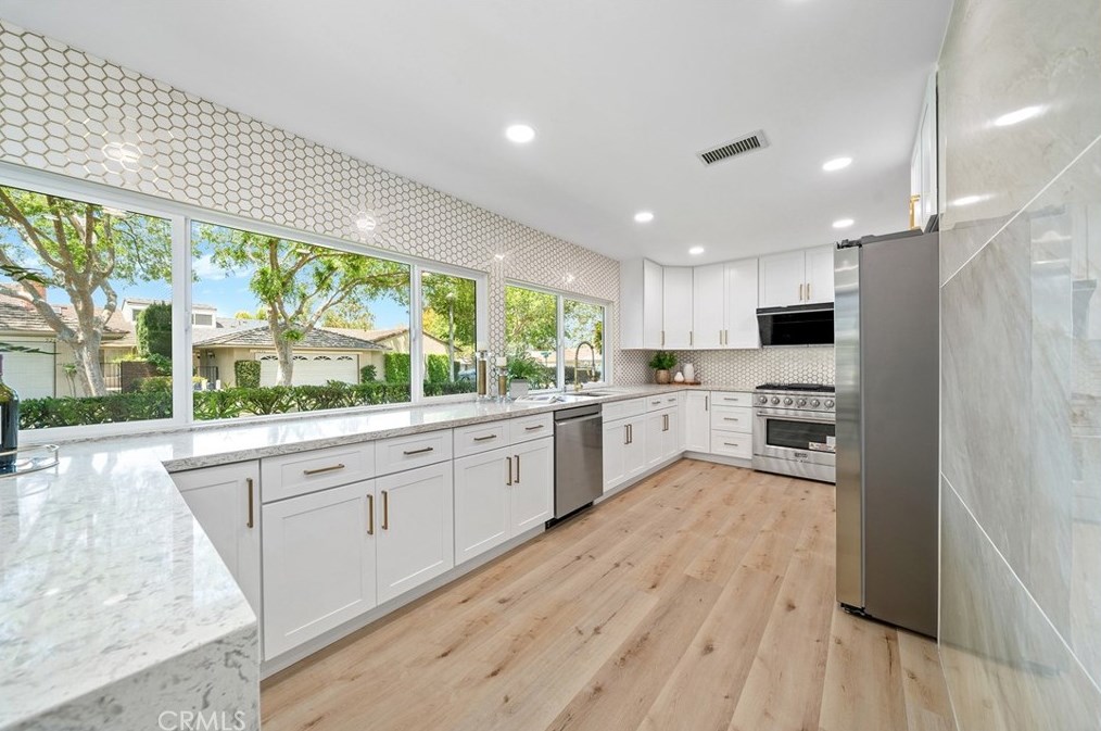 5252 Thorn Tree Ln, Irvine CA  92612-2346 exterior