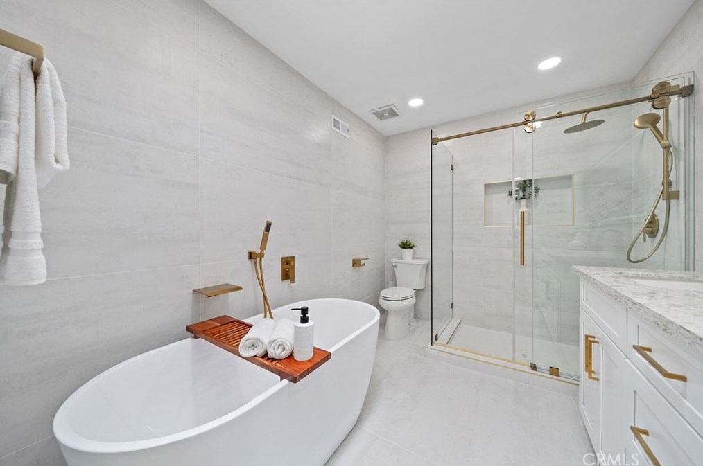 5252 Thorn Tree Ln, Irvine CA  92612-2346 exterior