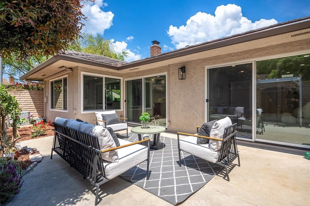 5252 Thorn Tree Ln, Irvine CA  92612-2346 exterior