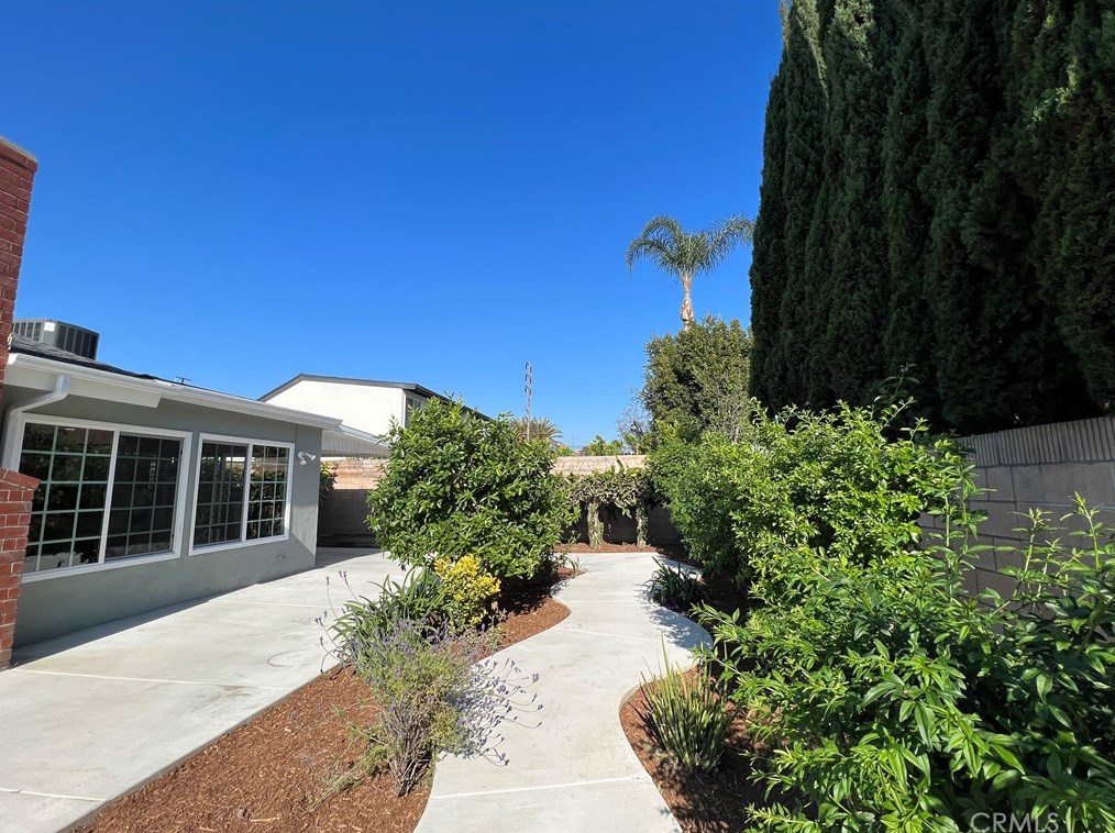 910 Alton Ave, Santa Ana CA  92707-3960 exterior