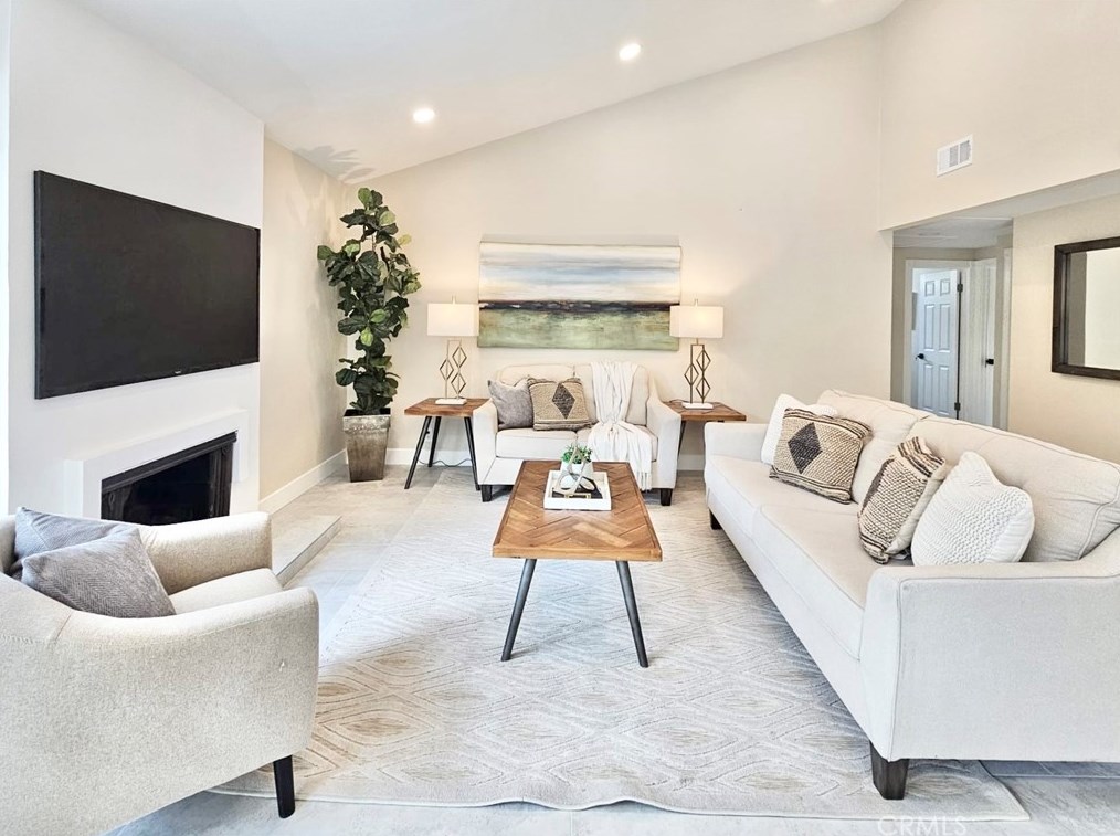 910 Alton Ave, Santa Ana CA  92707-3960 exterior