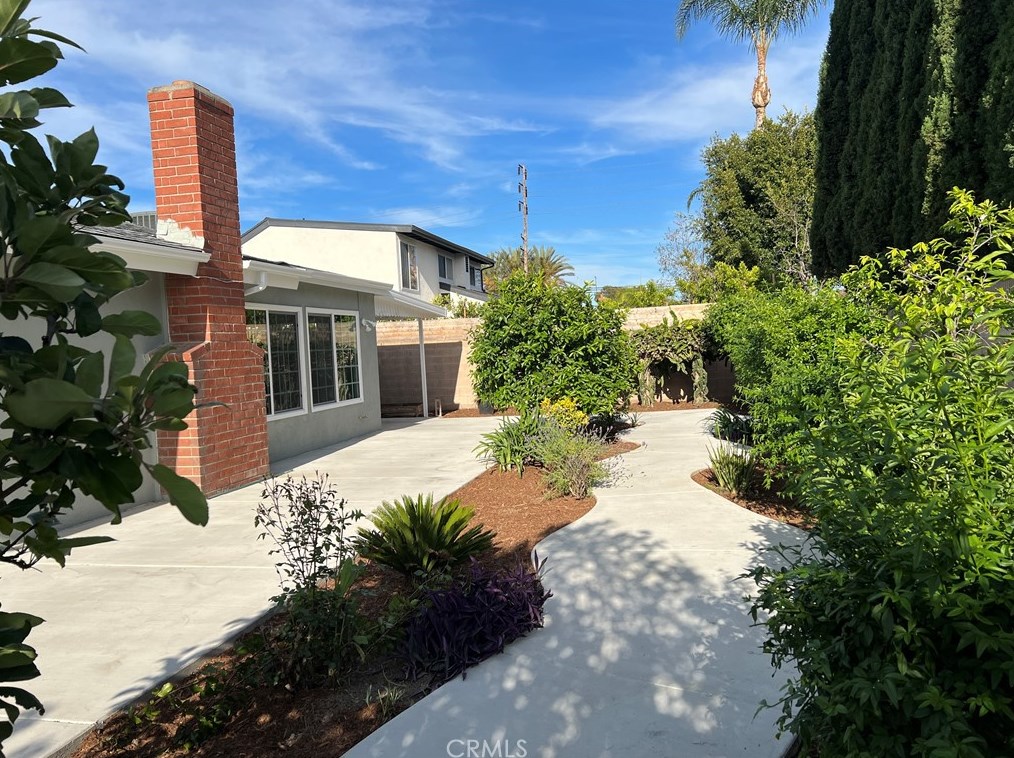 910 Alton Ave, Santa Ana CA  92707-3960 exterior