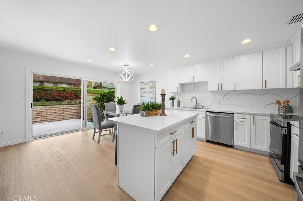 6 Hawthorn, Irvine CA  92612-2331 exterior