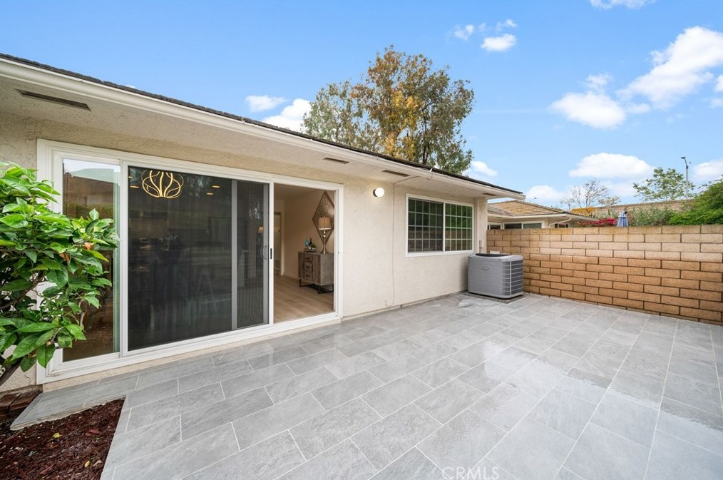 6 Hawthorn, Irvine CA  92612-2331 exterior