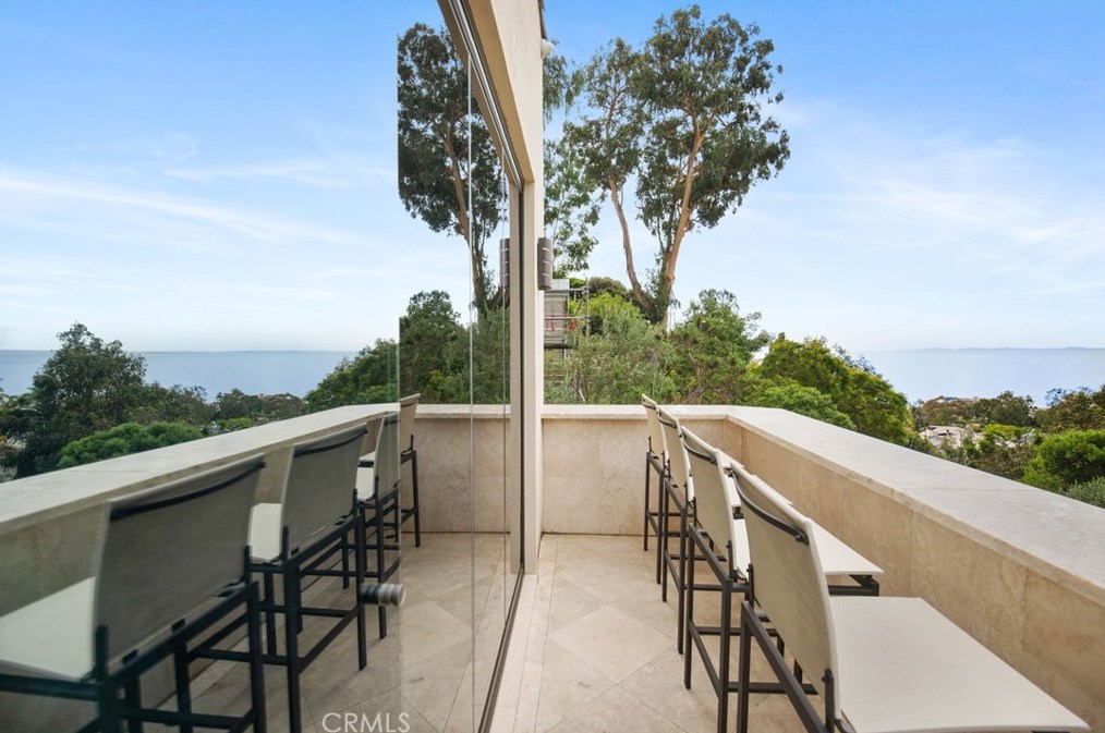 825 Smt Dr, Laguna Beach CA  92651-3421 exterior