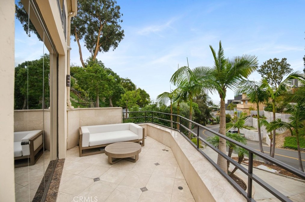 825 Smt Dr, Laguna Beach CA  92651-3421 exterior