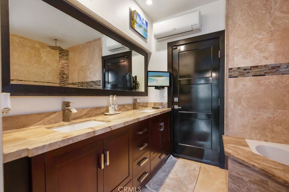 825 Smt Dr, Laguna Beach CA  92651-3421 exterior